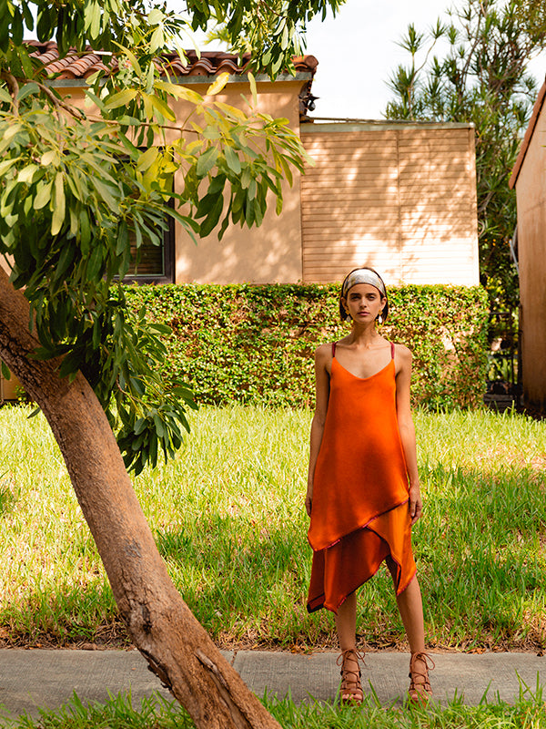 Vestido descotado con tiras