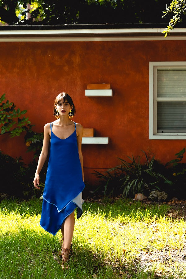 Vestido azul descotado con tiras